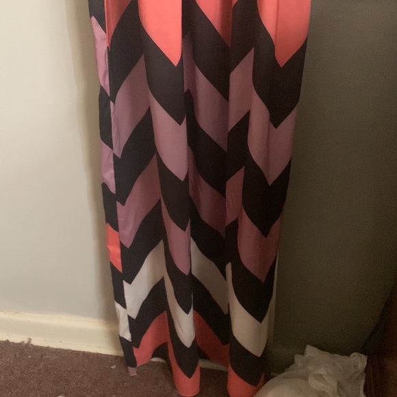 Cute summer dress. Does not specify size, but fits like a medium. - Picture 2 of 3